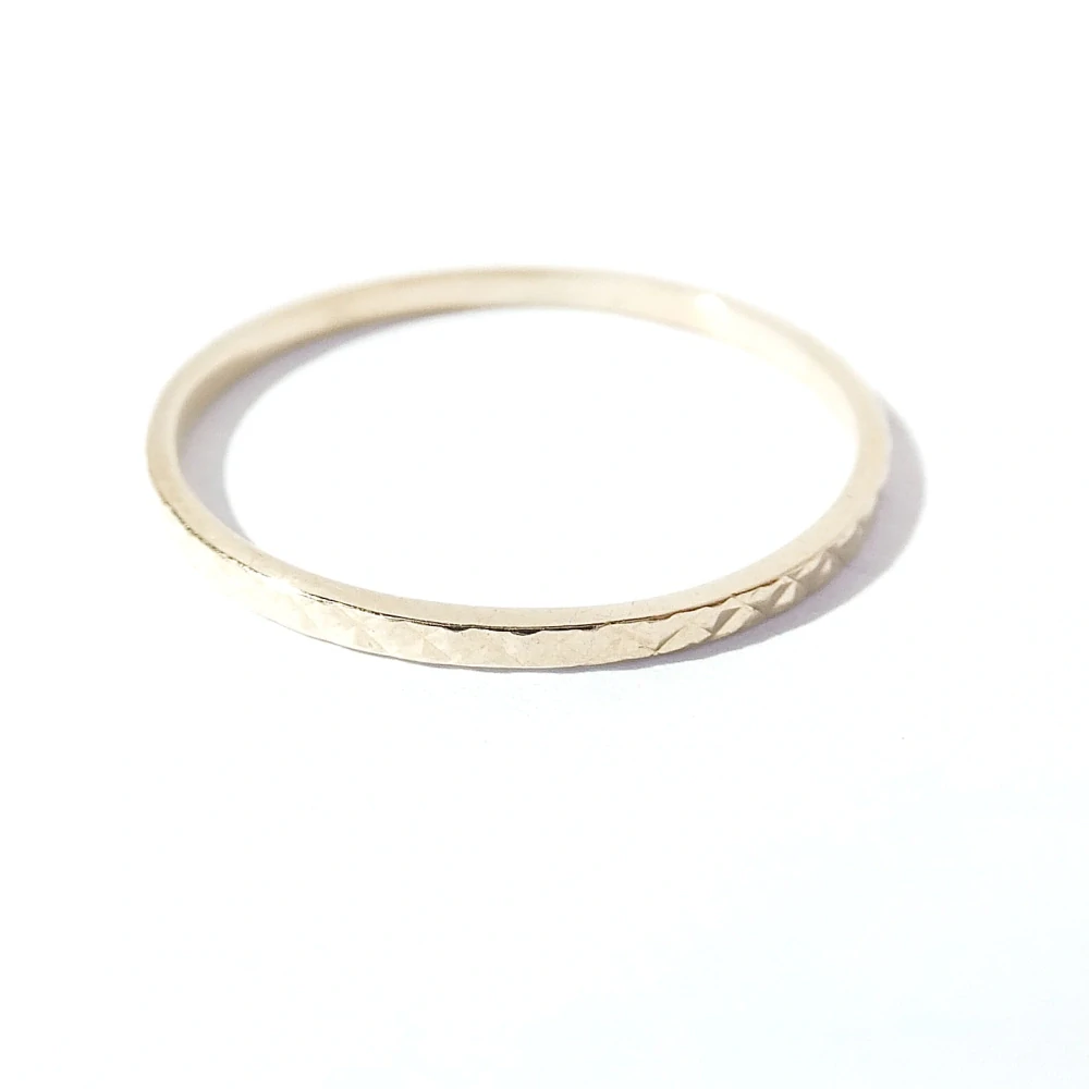 Zlatý prsten, Au 14K 585/1000, váha 0,75 g, použité zlato