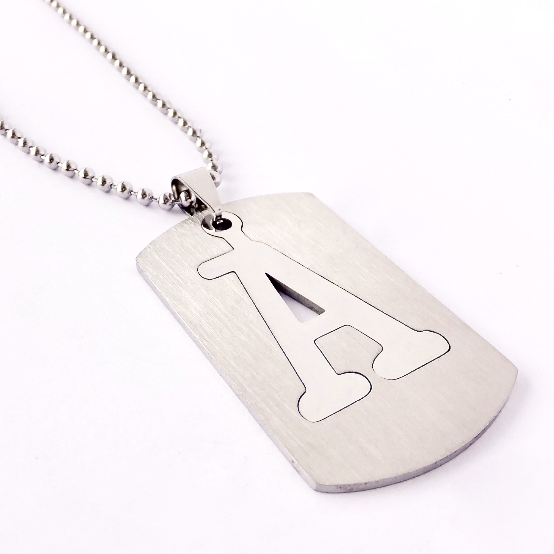 Ocelový přívěsek s písmenem