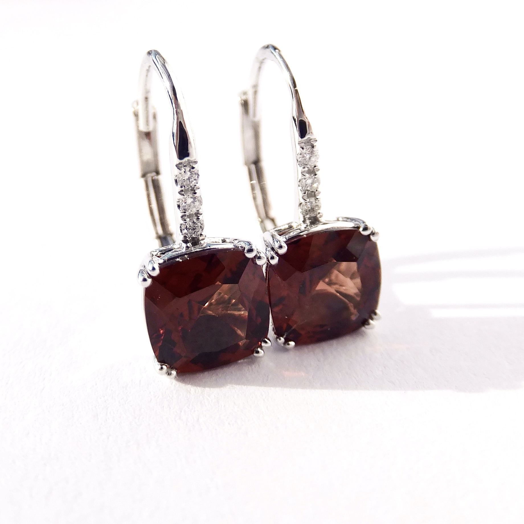Zlaté náušnice s granáty a diamanty, 14K 585/1000, váha 1,51 g