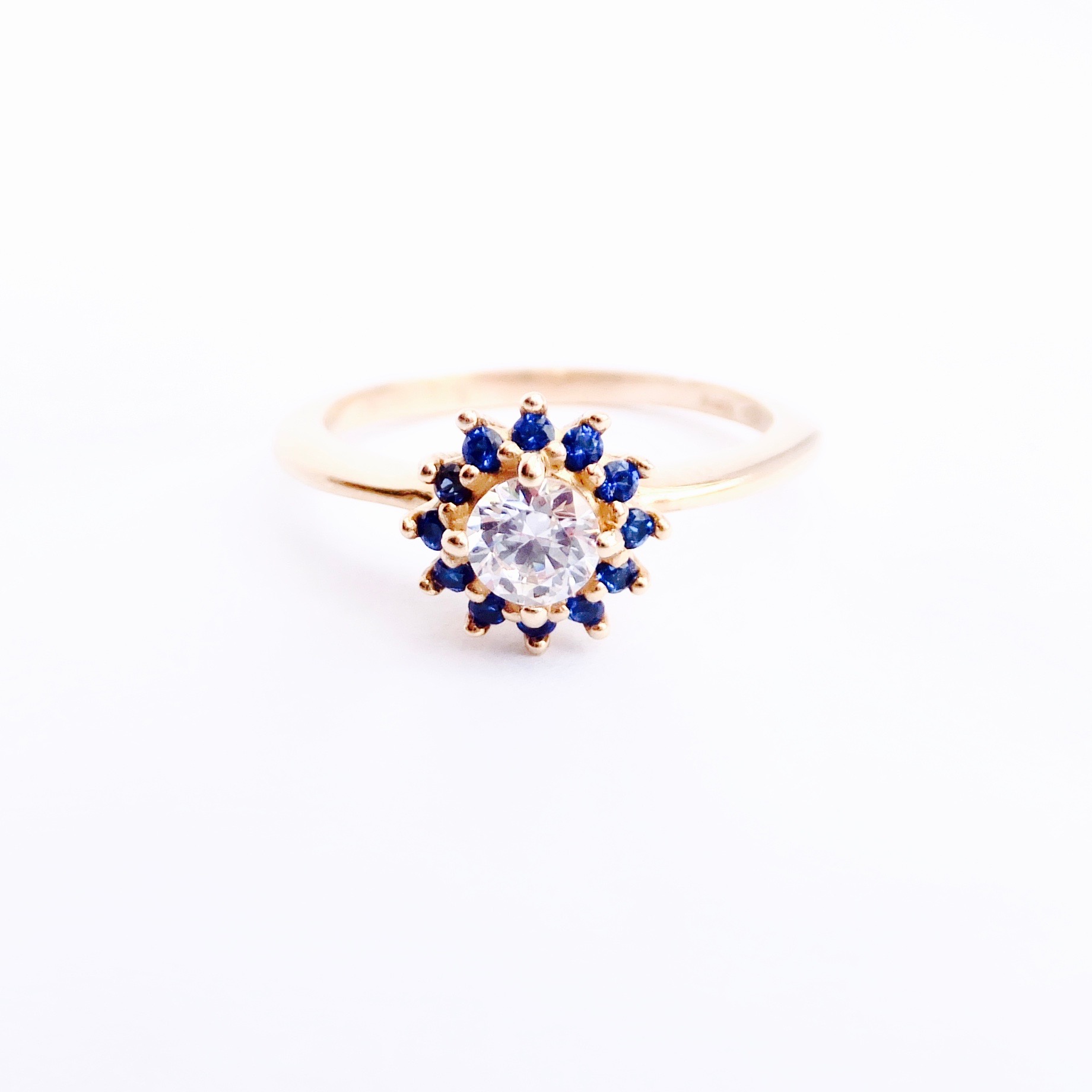 Zlatý prsten, zirkon a modré kamínky, ryzost 14K 585/1000, váha 2,63 g