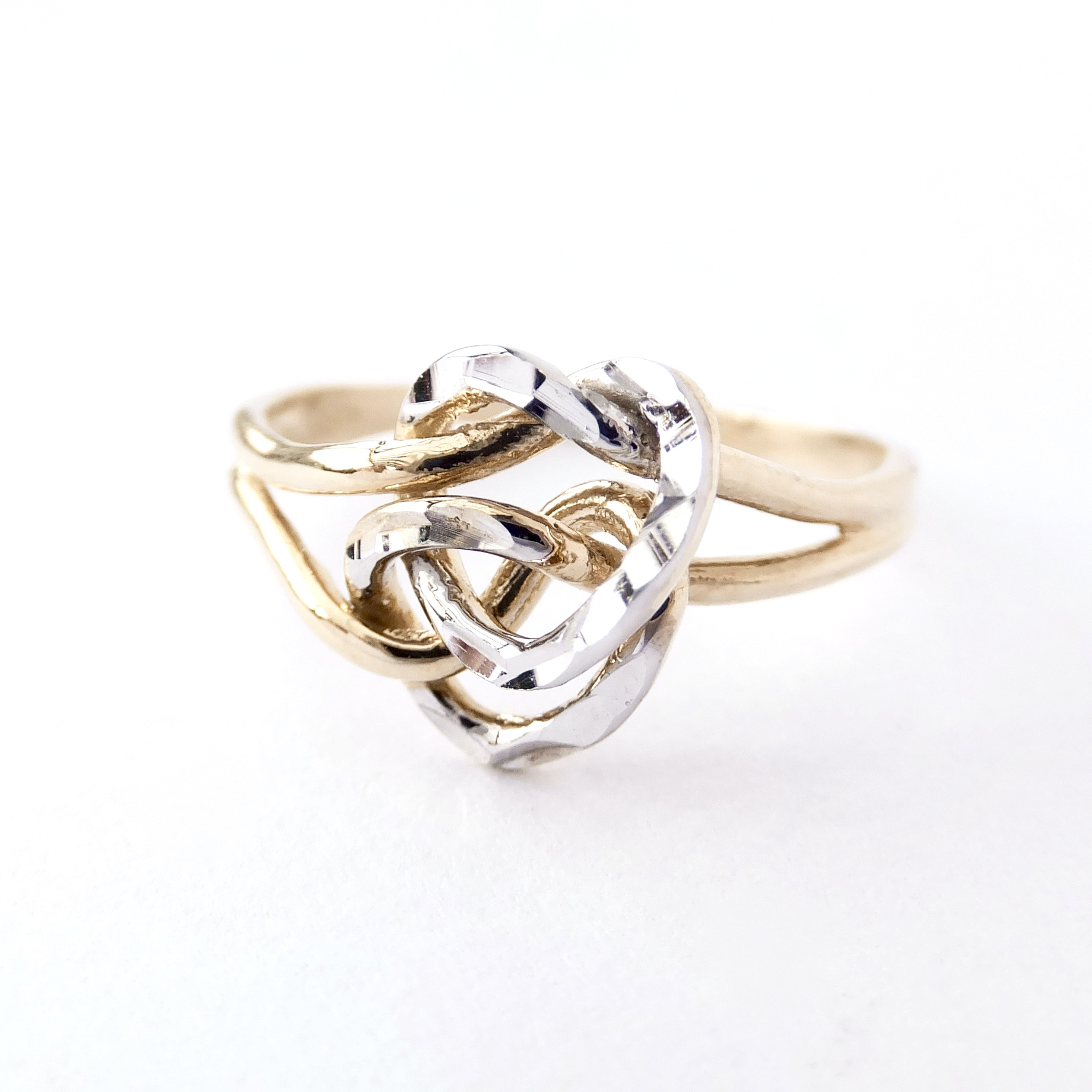 Zlatý prsten, 14K 585/1000, váha 2,41 g