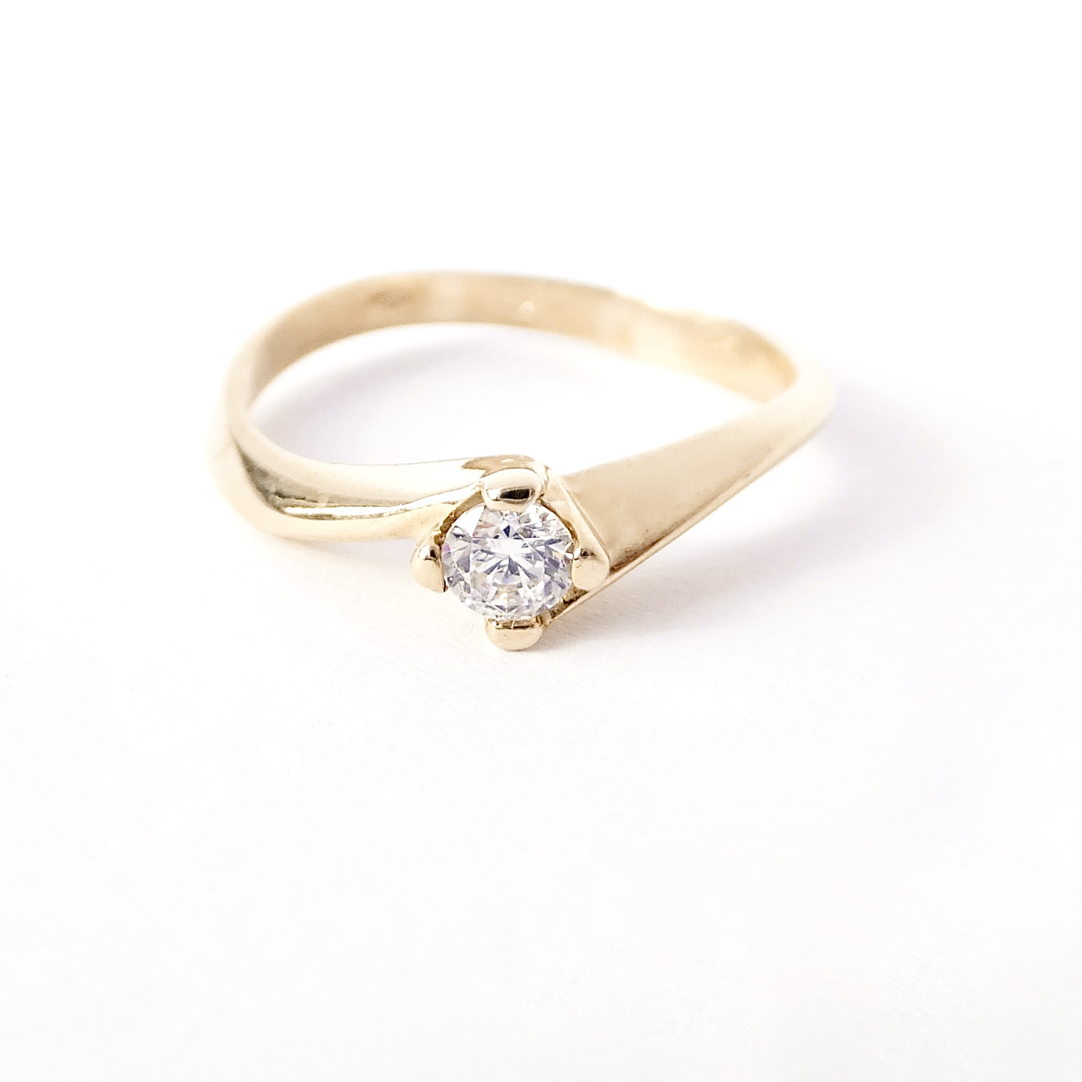 Zlatý prsten, Au 14K 585/1000, váha 2,46 g