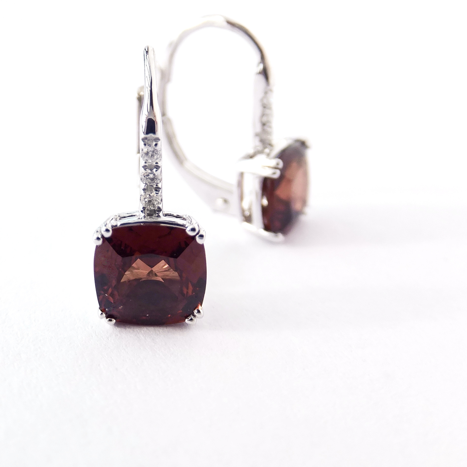 Zlaté náušnice s granáty a diamanty, 14K 585/1000, váha 1,51 g