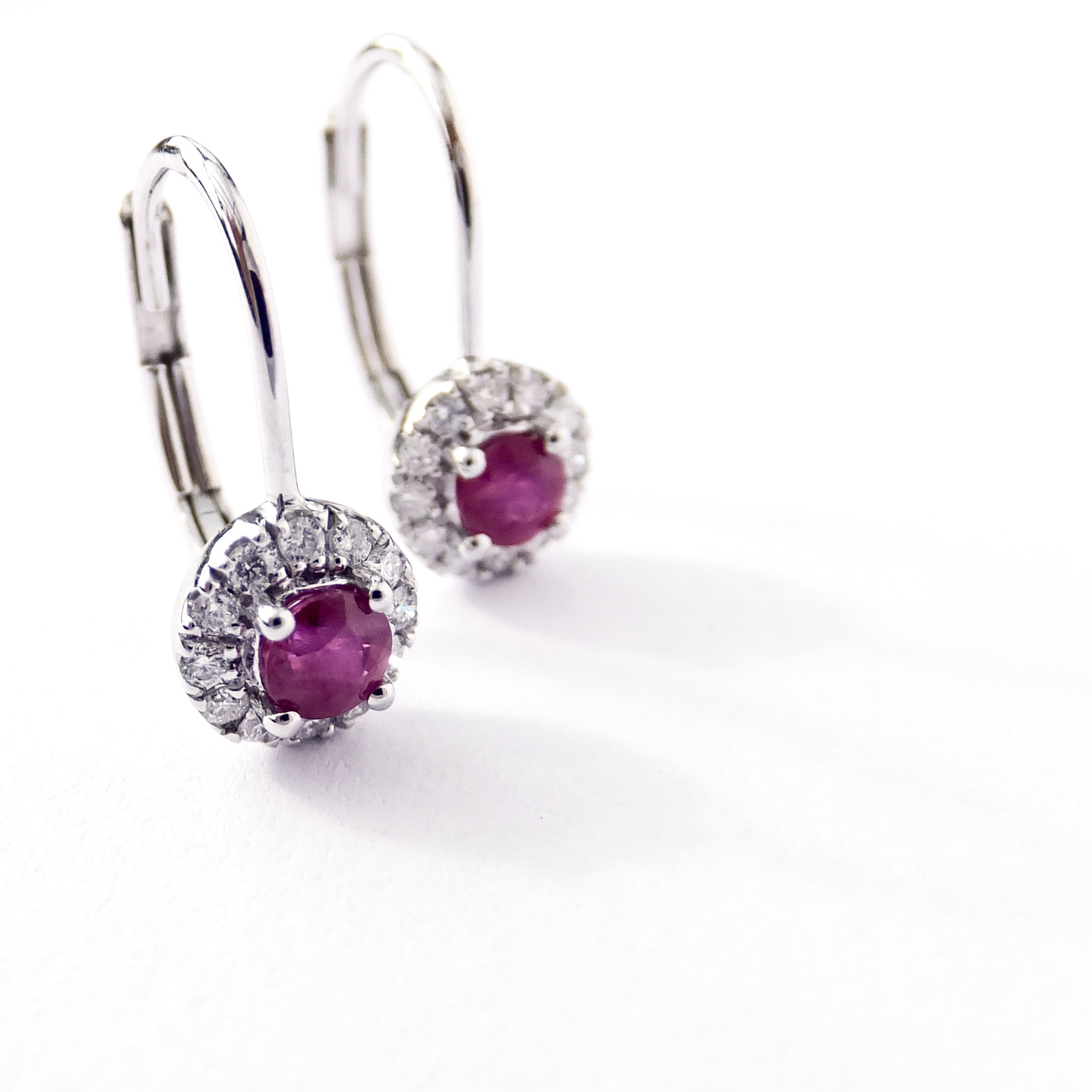 Zlaté náušnice s rubíny a diamanty, 14K 585/1000, váha 1,17 g