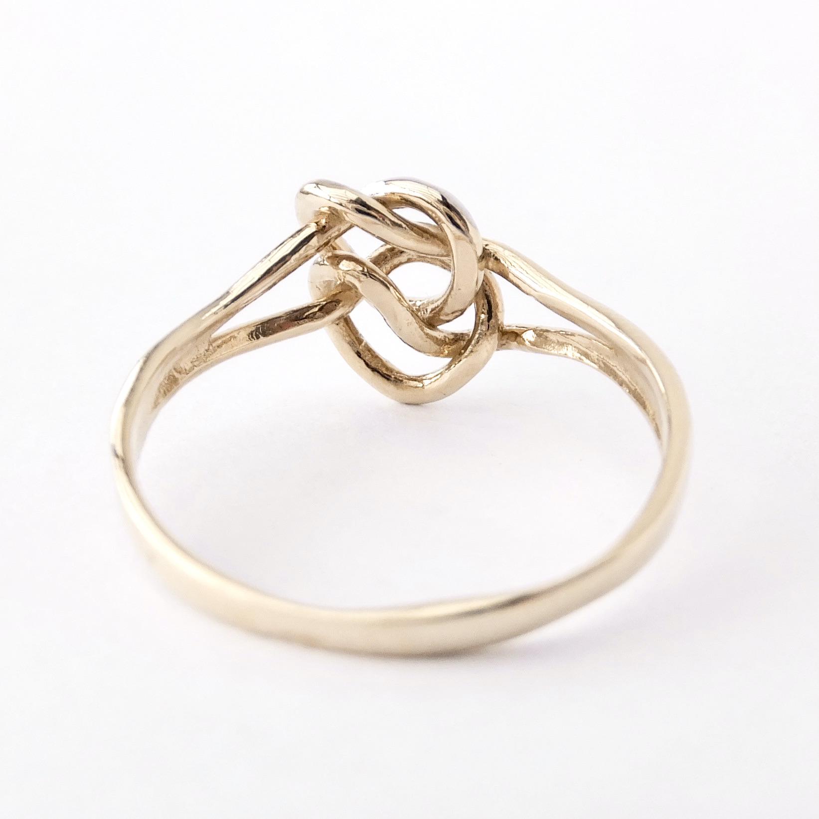 Zlatý prsten, 14K 585/1000, váha 2,41 g